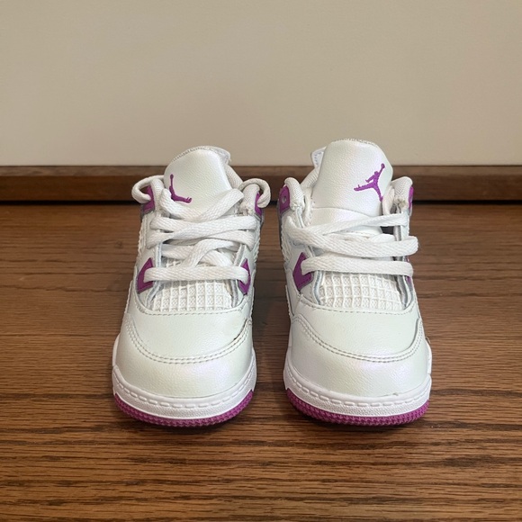 Nike Jordan 4 Kids Sneaker Hyper Violet in Excellent Condition with Box - Picture 3 of 12
